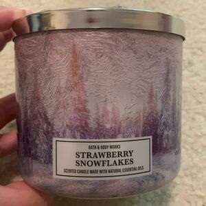 Bath & Body Works Strawberry Snowflakes candle (2022)